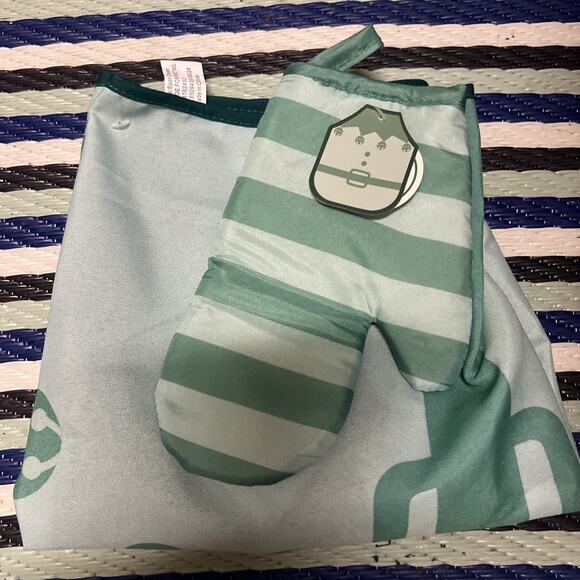 Target Kids Apron mitt Play Set Elf Green Bullseyes Playground Holiday Baking - Picture 2 of 2